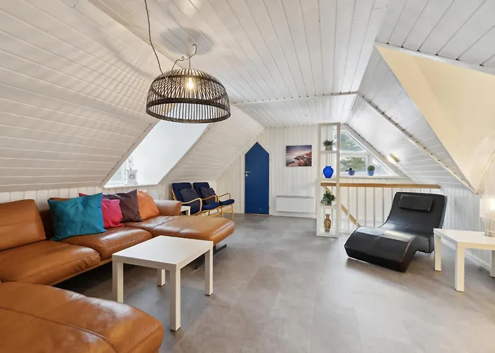 5 Bedroom Stunning In Ferienhaus Blåvand