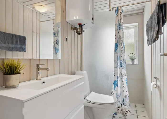 5 Bedroom Stunning In Ferienhaus Blåvand