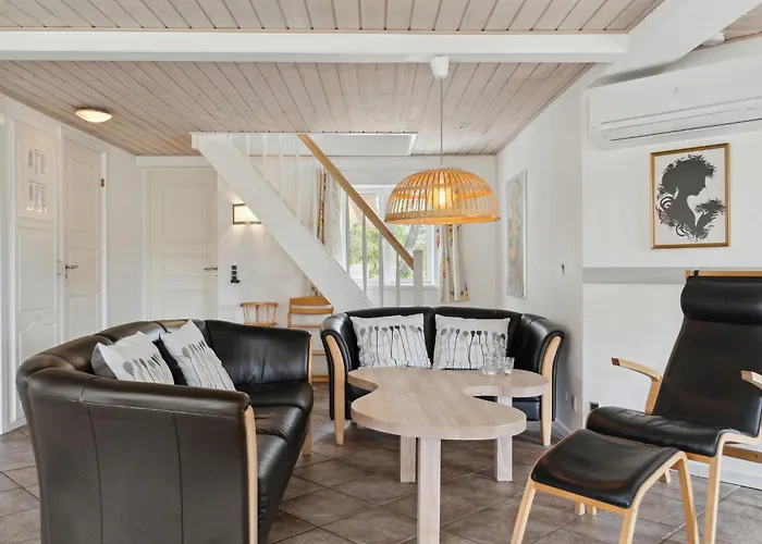 5 Bedroom Stunning In Ferienhaus Blåvand